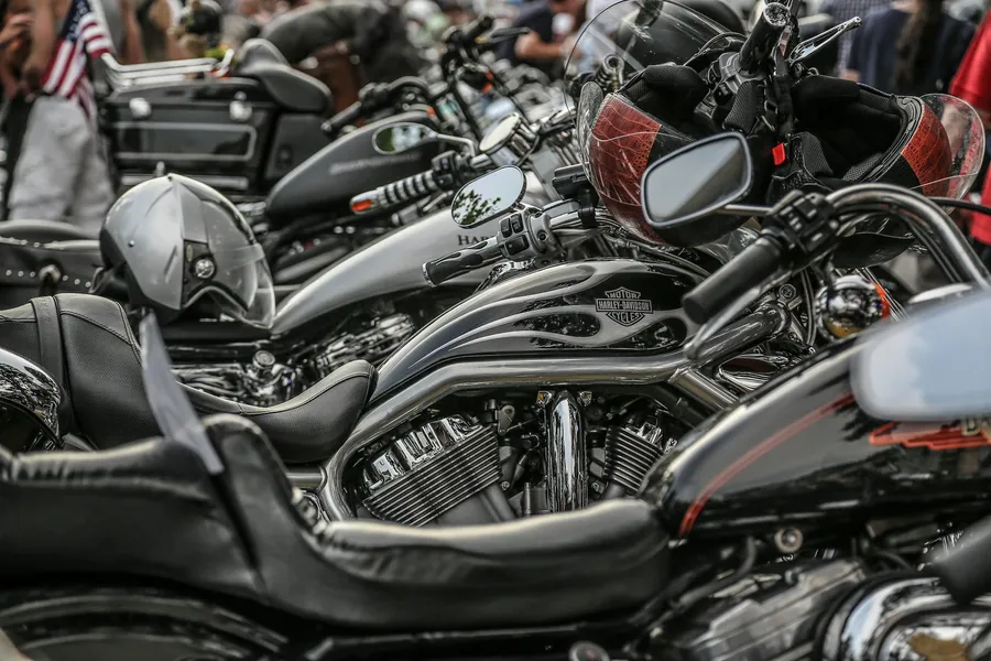 Welche gesetzlichen vorschriften gelten für motorradfahrer in deutschland?